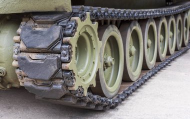 Bir savaş tankının tırtıl tekerleklerinin ayrıntıları.