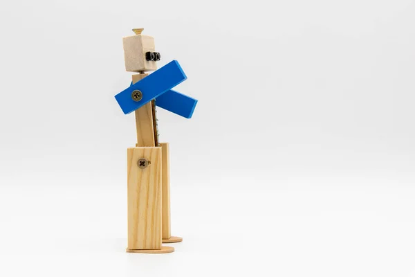 Malý Originální Robot Vyrobený Dřeva Šroubů Izolovaný Bílém — Stock fotografie