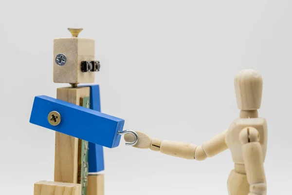 Tahtadan Vidadan Yapılmış Robot Tahta Bir Mankenle Sıkışıyor — Stok fotoğraf