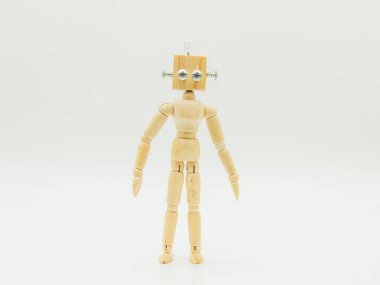 Küçük orijinal manken robot, tahta ve vidalardan yapılmış, beyaz üzerine izole edilmiş.
