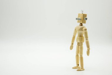 Küçük orijinal manken robot, tahta ve vidalardan yapılmış, beyaz üzerine izole edilmiş.