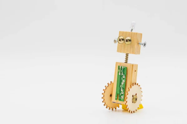 Маленький Робот Колесами Зроблений Дерева Гвинтами Ізольований Білому — стокове фото