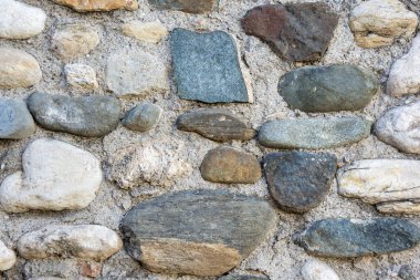 Eski bir duvarda yeşil tonları olan taşların ayrıntıları