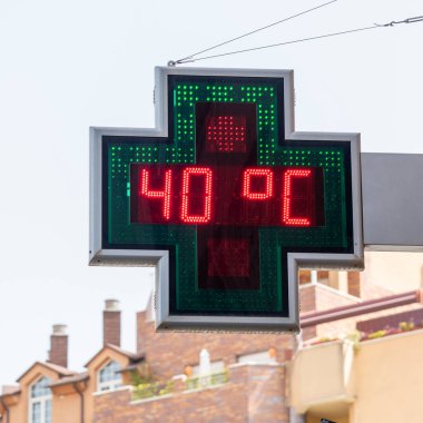 Bir eczanenin sokak termometresi 40 derece santigrat derece.