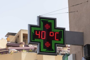 Bir eczanenin sokak termometresi 40 derece santigrat derece.