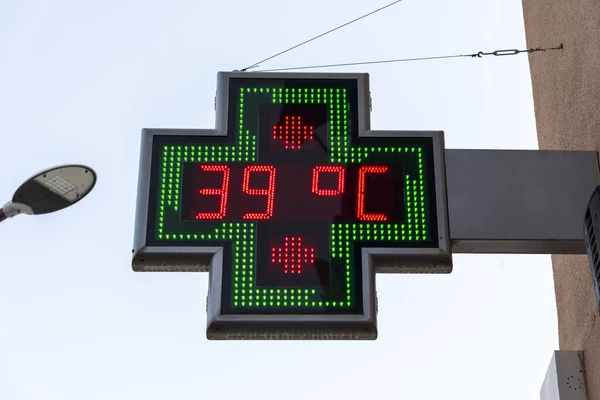 薬局の路上温度計40度摂氏 — ストック写真