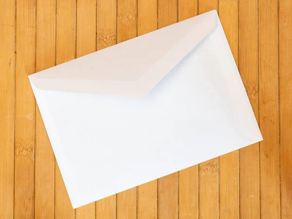 Open Witte Papieren Envelop Een Houten Tafel — Stockfoto