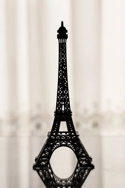 Podświetlana Sylwetka Miniaturowej Wieży Eiffla — Zdjęcie stockowe