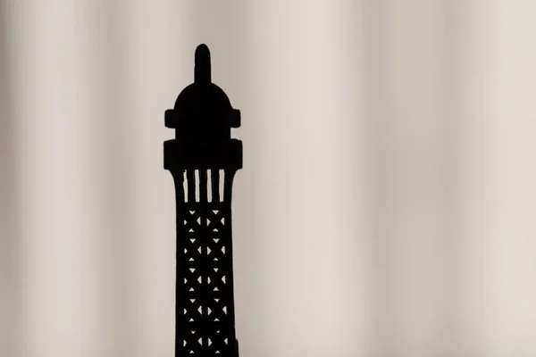 Silhueta Retroiluminada Uma Torre Eiffel Miniatura — Fotografia de Stock