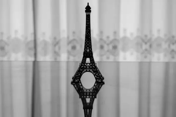 Silhouette Rétroéclairée Une Tour Eiffel Miniature — Photo