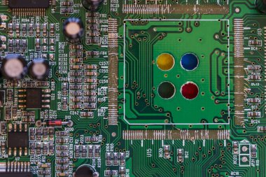 Bir bilgisayarın içindeki, bileşenleriyle birlikte elektronik bir levhanın basılı devrelerinin ayrıntıları