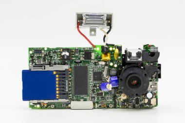 Parçalanmış dijital fotoğraf makinesi, beyaz üzerine izole edilmiş.