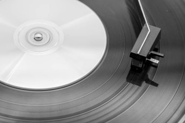 Vinil plağın mikro yivleri ve eski bir pikabın kolu.