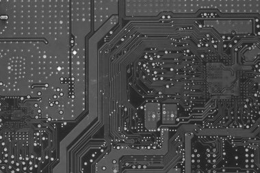 Elektronik bir levhanın siyah-beyaz çoklu yazdırılmış devrelerinin ayrıntıları