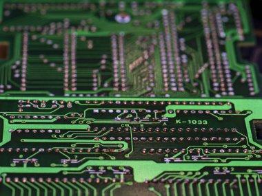 Yeşil bir elektronik levhanın birden fazla yazdırılmış devrelerinin ayrıntıları