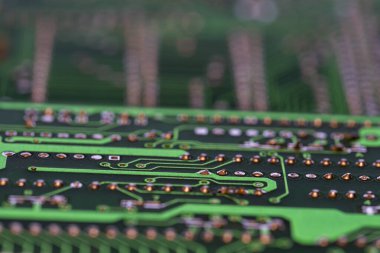 Yeşil bir elektronik levhanın birden fazla yazdırılmış devrelerinin ayrıntıları