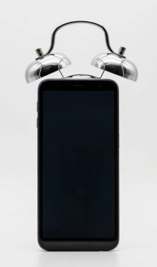 Çalar saat zilli cep telefonu, beyaz üzerine izole edilmiş.