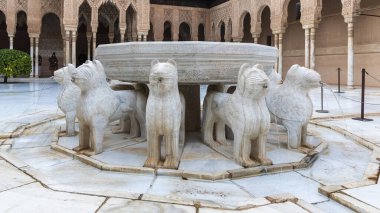 Alhambra Aslanları Meydanı Çeşmesi, Granada, İspanya
