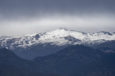 Veleta Zirvesi, İspanya 'nın Granada kentindeki Sierra Nevada Dağları arasında yer almaktadır.