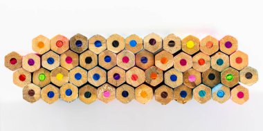 Beyaz arka planda izole edilmiş ahşap kalemlerin ayrıntıları.