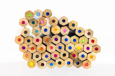 Beyaz arka planda izole edilmiş ahşap kalemlerin ayrıntıları.