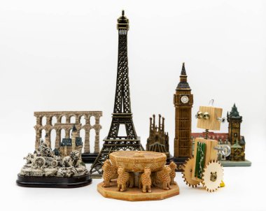 Eyfel Kulesi, Patio de los Leones de la Alhambra ya da Big Ben gibi birçok dünya abidesinin yanındaki tahta robot.