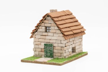 Elektronik devreli minyatür tuğla ev, akıllı ev konsepti.