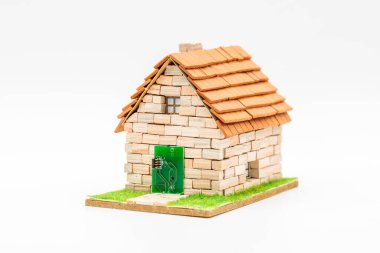 Elektronik devreli minyatür tuğla ev, akıllı ev konsepti.