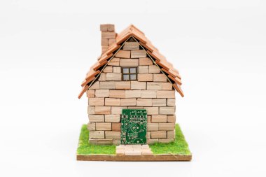 Elektronik devreli minyatür tuğla ev, akıllı ev konsepti.