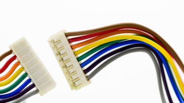 Renkli kablo bağlantısının ayrıntıları beyaz üzerinde izole edildi