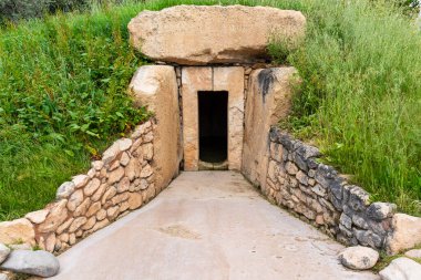 Granada Bilim Parkı 'nda tarih öncesi bir cenaze anıtı olan Neolitik Dolmen' in yeniden inşası