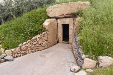 Granada Bilim Parkı 'nda tarih öncesi bir cenaze anıtı olan Neolitik Dolmen' in yeniden inşası