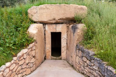 Granada Bilim Parkı 'nda tarih öncesi bir cenaze anıtı olan Neolitik Dolmen' in yeniden inşası