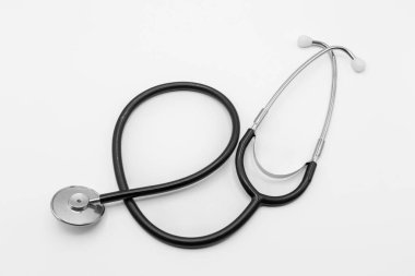 Stetoskop beyaz bir yüzeyde izole edilmiş.
