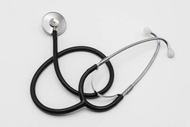 Stetoskop beyaz bir yüzeyde izole edilmiş.