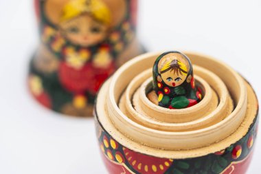 Rus Matrioshka bebeği birbirinin içinde, beyaz arkaplan ile izole edilmiş.