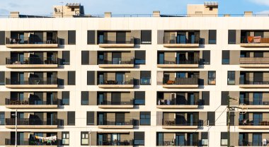 İspanya 'nın Granada şehrinde balkonları olan yeni bir binanın cephesi.