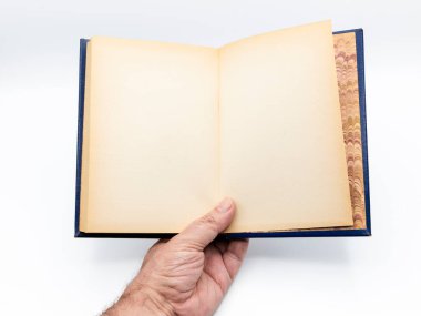 Elle tutulan boş bir kitap.