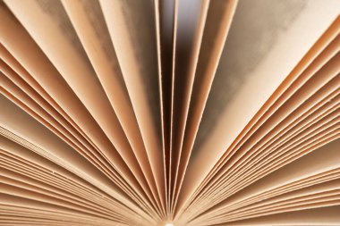 Vantilatörde açık bir kitabın sayfalarının ayrıntıları.