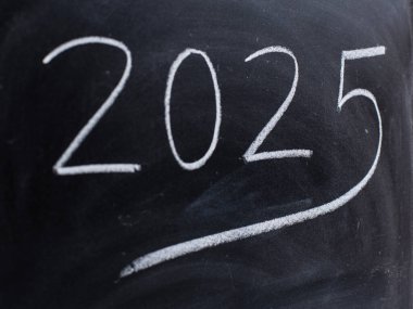 Yıl 2025 Tebeşirle karatahtaya elle yazılmış