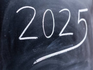 Yıl 2025 Tebeşirle karatahtaya elle yazılmış