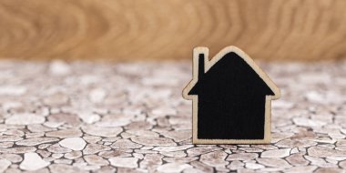 Tahta zemin ve ahşap zeminli ahşap ev silueti.