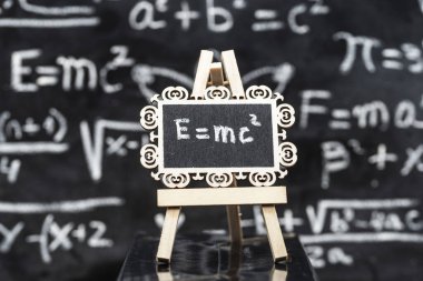 Einstein 'ın genel görelilik formülü tahtaya tebeşirle yazılmış.