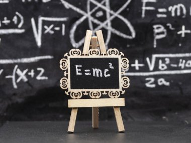 Einstein 'ın genel görelilik formülü tahtaya tebeşirle yazılmış.