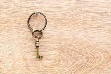 Eski anahtar ahşap duvarda asılı.