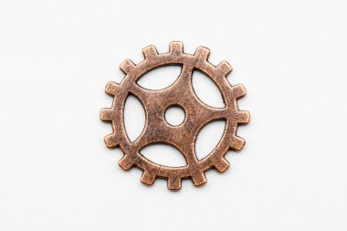 Bakır ve bronzdan yapılmış metal dişli çark, beyaz üzerine izole edilmiş.