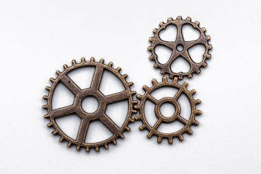 Bakır ve bronz metal dişliler, beyaz üzerine izole edilmiş.