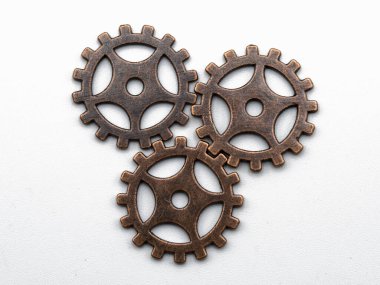 Bakır ve bronz metal dişliler, beyaz üzerine izole edilmiş.