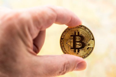 Bitcoin kripto para tutan bir elin parmakları