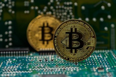 Bilgisayar devre kartında Bitcoin altın sikke